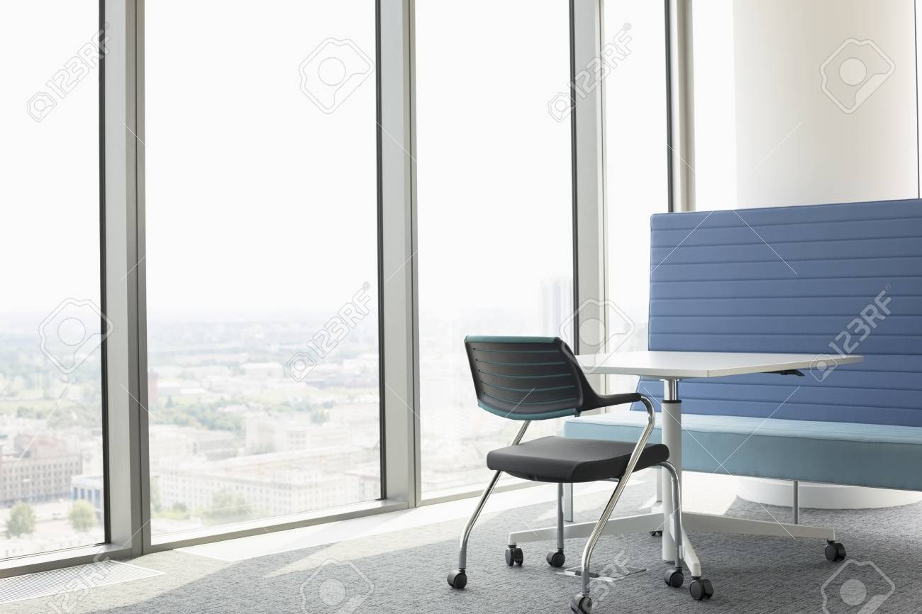 bilder von büromöbeln badezimmer büromöbel in der nähe von fenster standardbild 33917539 in der von lizenzfreie fotos bilder und bilder von büromöbeln badezimmer büromöbel in der nähe von fenster standardbild 33917539 in der von lizenzfreie fotos bilder und
