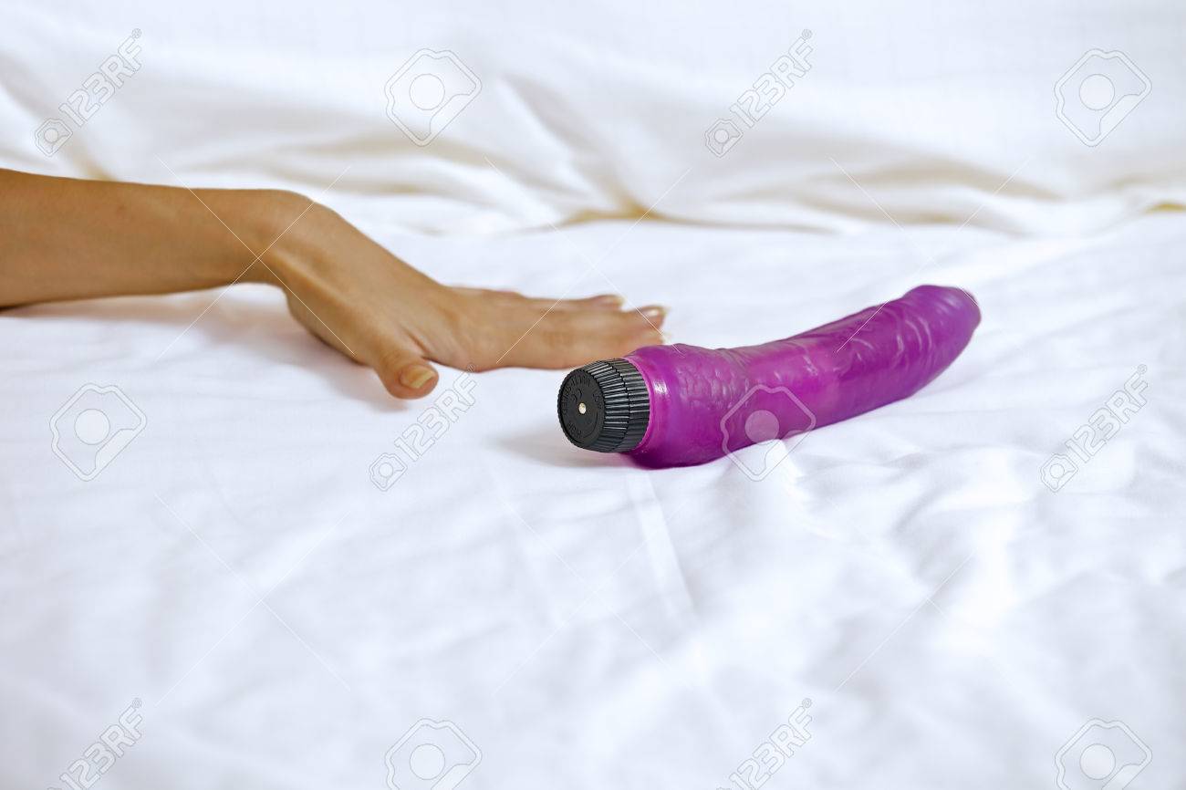 침대에서 딜도 라구 딜도에 도달하는 여자의 손 로열티 무료 사진, 그림, 이미지 그리고 스톡포토그래피. Image 42619571. 침대에서 딜도 라구 딜도에 도달하는 여자의 손 로열티 무료 사진, 그림, 이미지 그리고 스톡포토그래피. Image 42619571.
