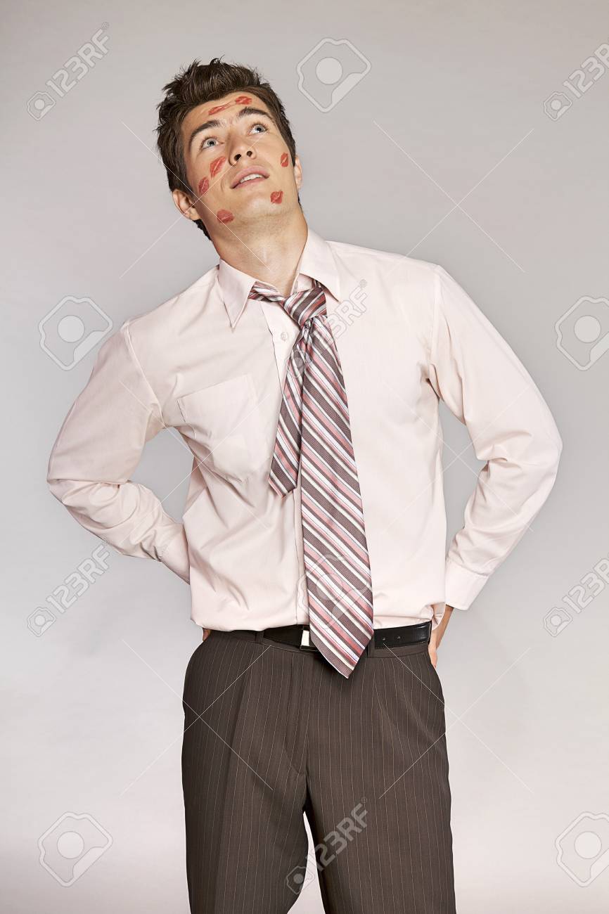 口紅と若い白人実業家は彼の頬にキスマークします の写真素材 画像素材 Image