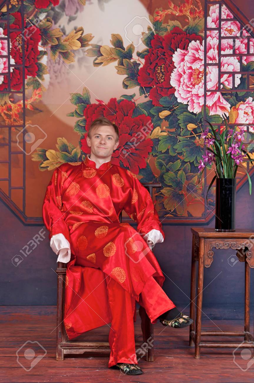 Hombre Caucasico En Traje De Boda Tradicional Chino Fotos Retratos Imagenes Y Fotografia De Archivo Libres De Derecho Image 76804427