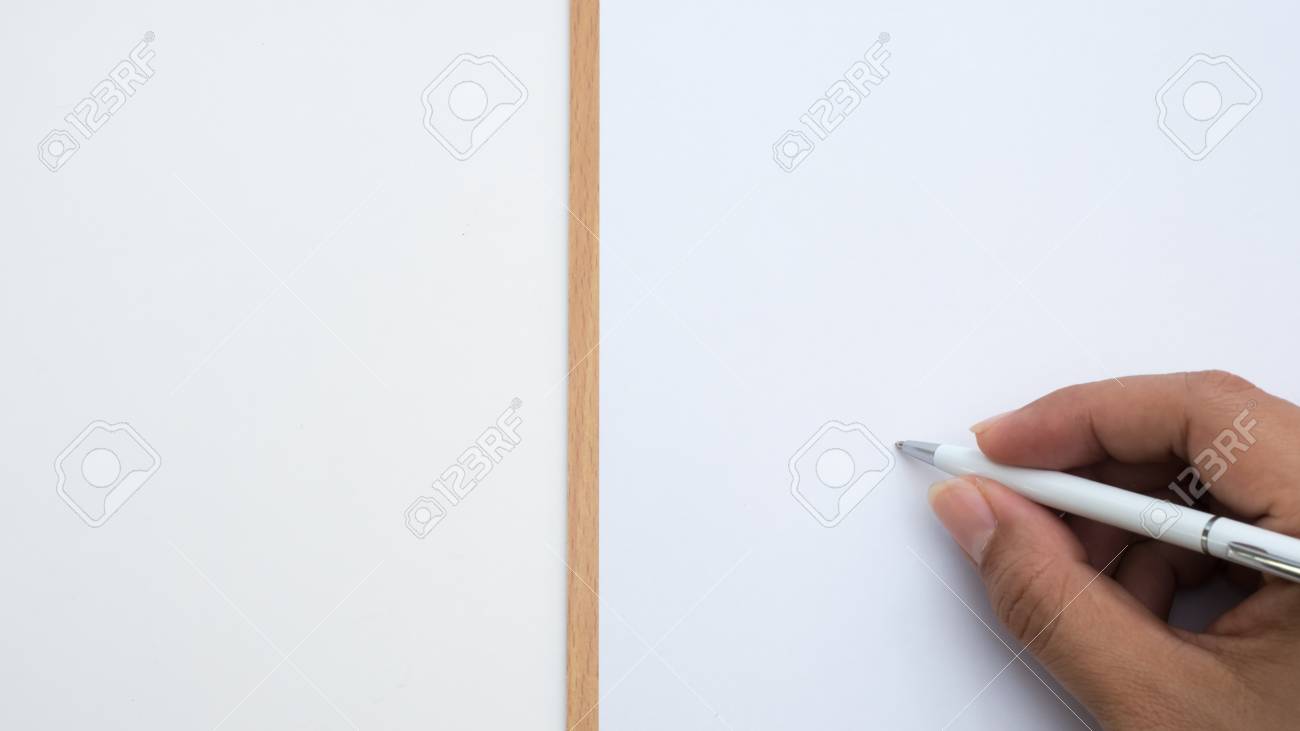 手で上から見るペーパー ボードを書くペンと白背景 の写真素材 画像素材 Image