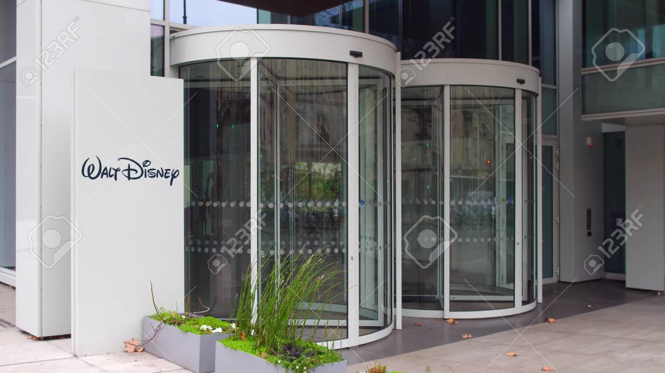 ウォルト ディズニー ピクチャーズのロゴとストリート サイン ボードです 近代的なオフィスビル 編集 3 D レンダリング の写真素材 画像素材 Image