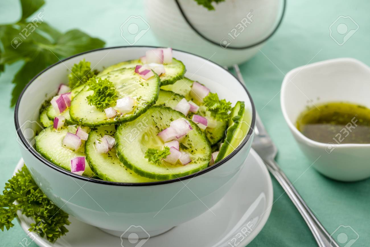 Salade De Concombre Avec Vinaigrette A L Oignon Et A L Aneth