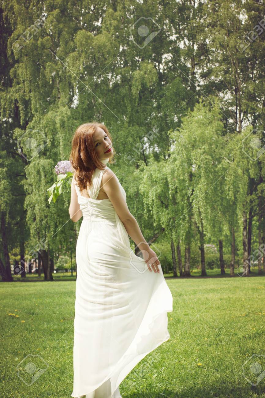 Chica con vestido blanco Clearance