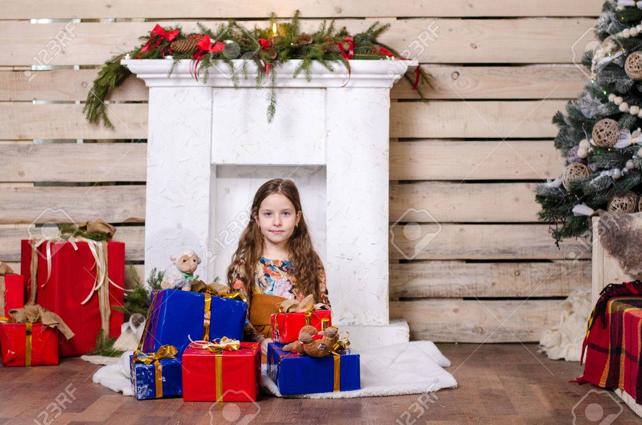 女の子のクリスマスの写真をスタジオで撮影します の写真素材 画像素材 Image