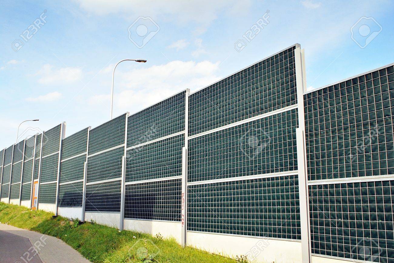 高速道路の遮音壁 の写真素材 画像素材 Image