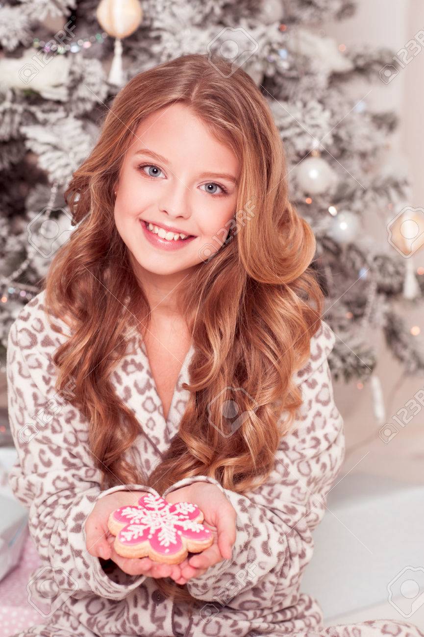 Jeune Fille Adolescente De 12 A 15 Ans Tenant Du Pain D Epices Dans La Chambre Arbre De Noel Bonne Annee Banque D Images Et Photos Libres De Droits Image 66352027
