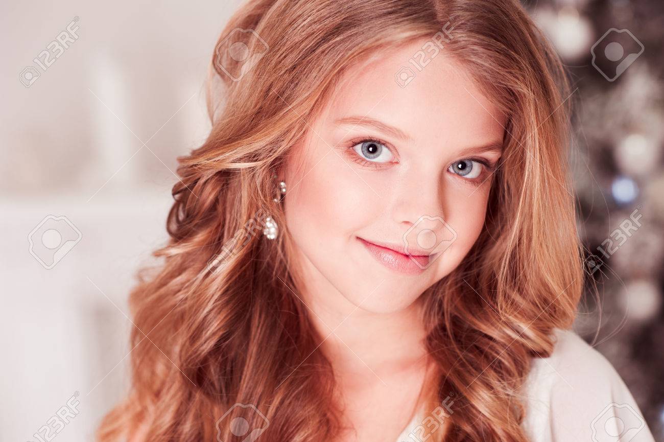 Smiling Teenager Madchen 10 15 Jahre Alt Mit Blonden Locken Im Zimmer Betrachtet Man Die Kamera Teegerhood Feier Lizenzfreie Fotos Bilder Und Stock Fotografie Image 66450313