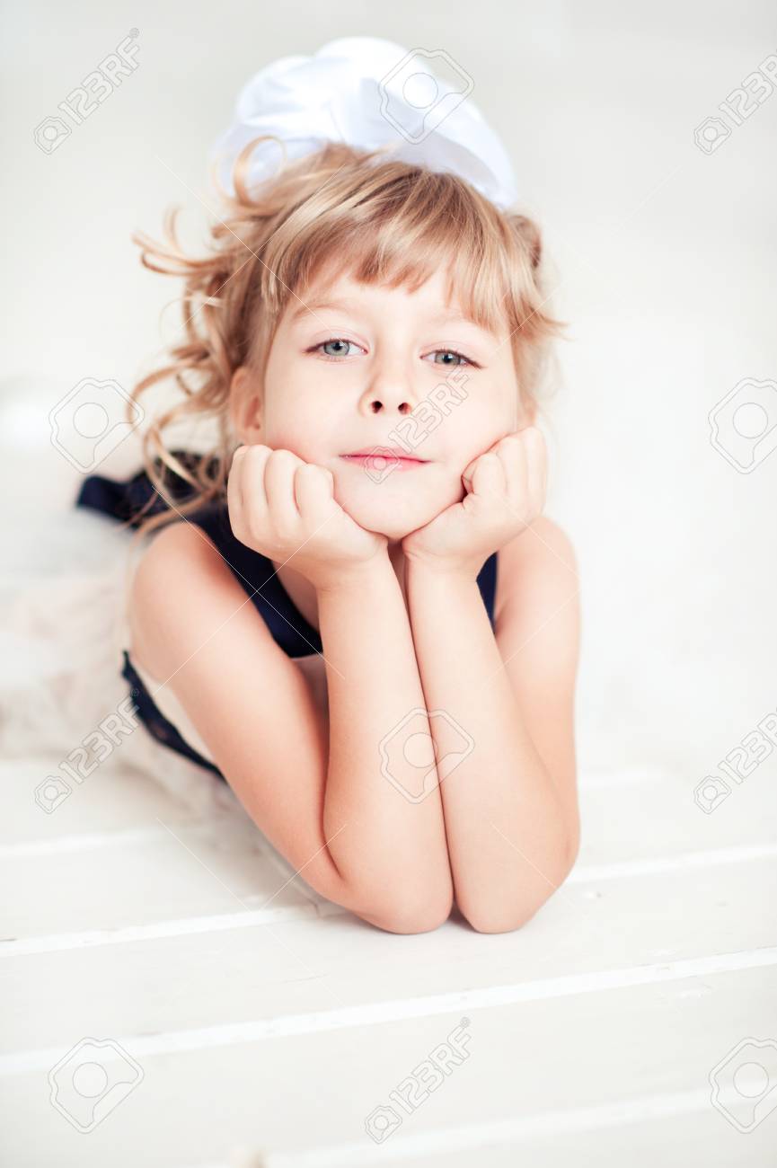笑顔のかわいい子供は女の子 4 5 歳部屋の白い木の床の上に横たわる カメラを見ています 子供の頃 の写真素材 画像素材 Image 笑顔のかわいい子供は女の子 4 5 歳部屋の白い木の床の上に横たわる カメラを見ています 子供の頃 の写真素材 画像素材 Image