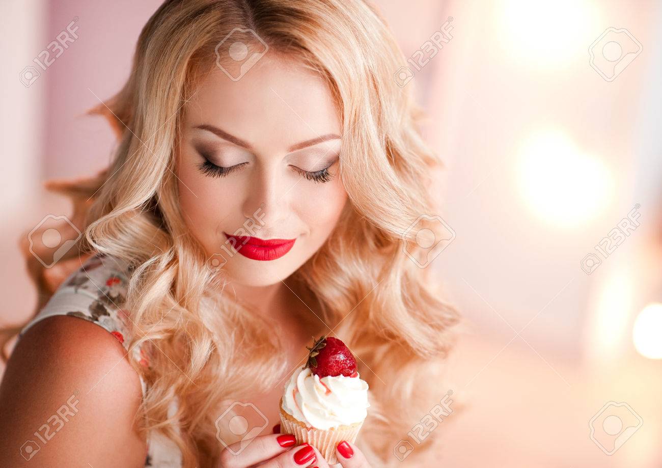 Schönes blondes mädchen
