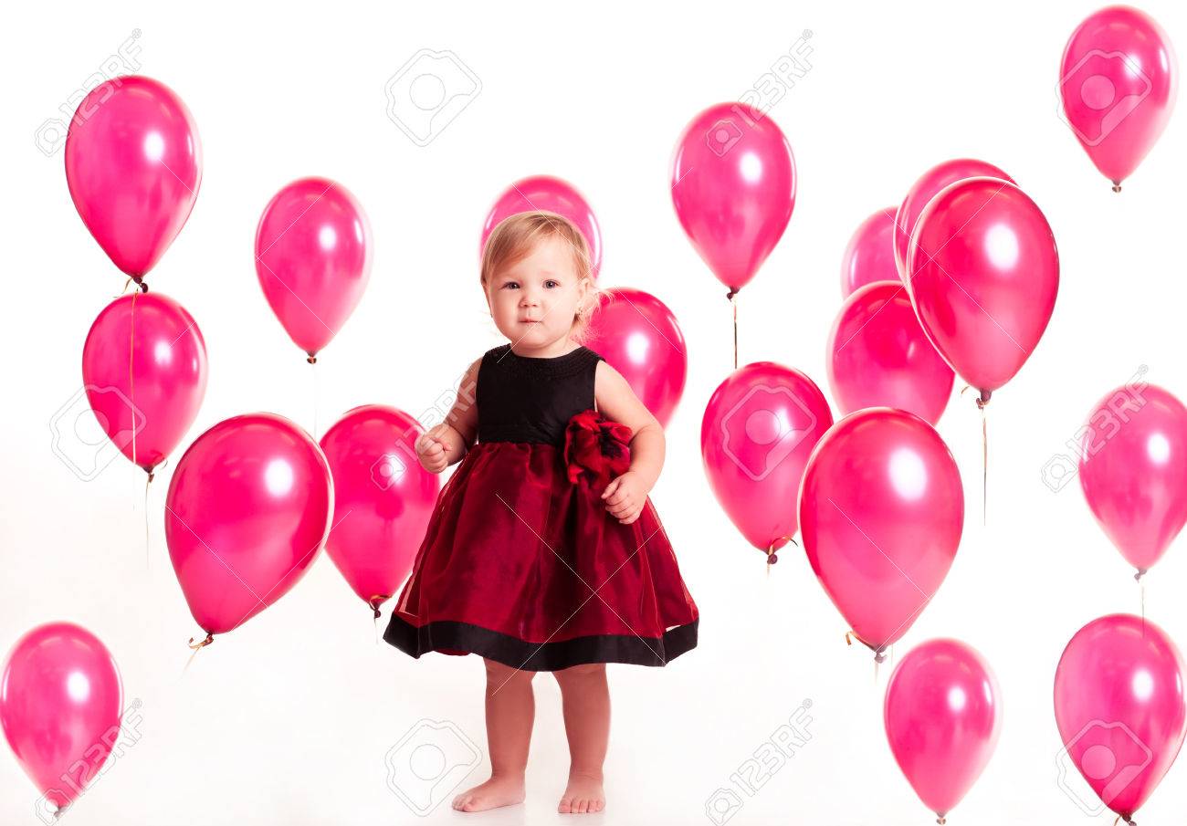 風船ルームのドレスかわいい赤ちゃん女の子 1 2 歳を着てスタイリッシュです カメラを見ています 子供の頃 誕生日パーティー お祝い の写真素材 画像素材 Image