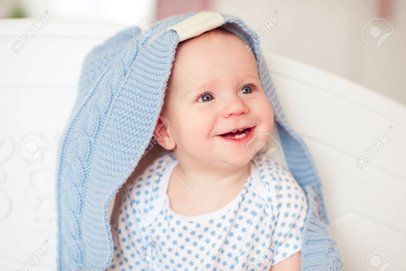 Sonriente Bebe De 1 Ano Sentado En La Cama Con La Cubierta De Punto En Mirando Lejos Infancia Fotos Retratos Imagenes Y Fotografia De Archivo Libres De Derecho Image