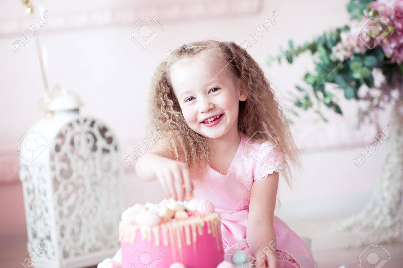 笑顔の子供女の子 3 4 歳食べるバースデー ケーキの部屋で床に座って カメラを見ています お祝い 幸福 の写真素材 画像素材 Image