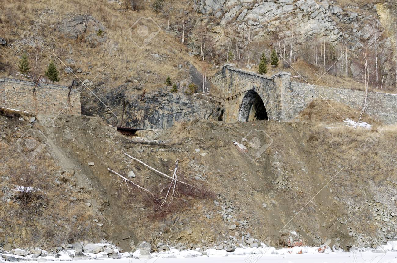石のトンネルと石垣環バイカル鉄道のセグメントのフラグメント の写真素材 画像素材 Image 石のトンネルと石垣環バイカル鉄道のセグメントのフラグメント の写真素材 画像素材 Image