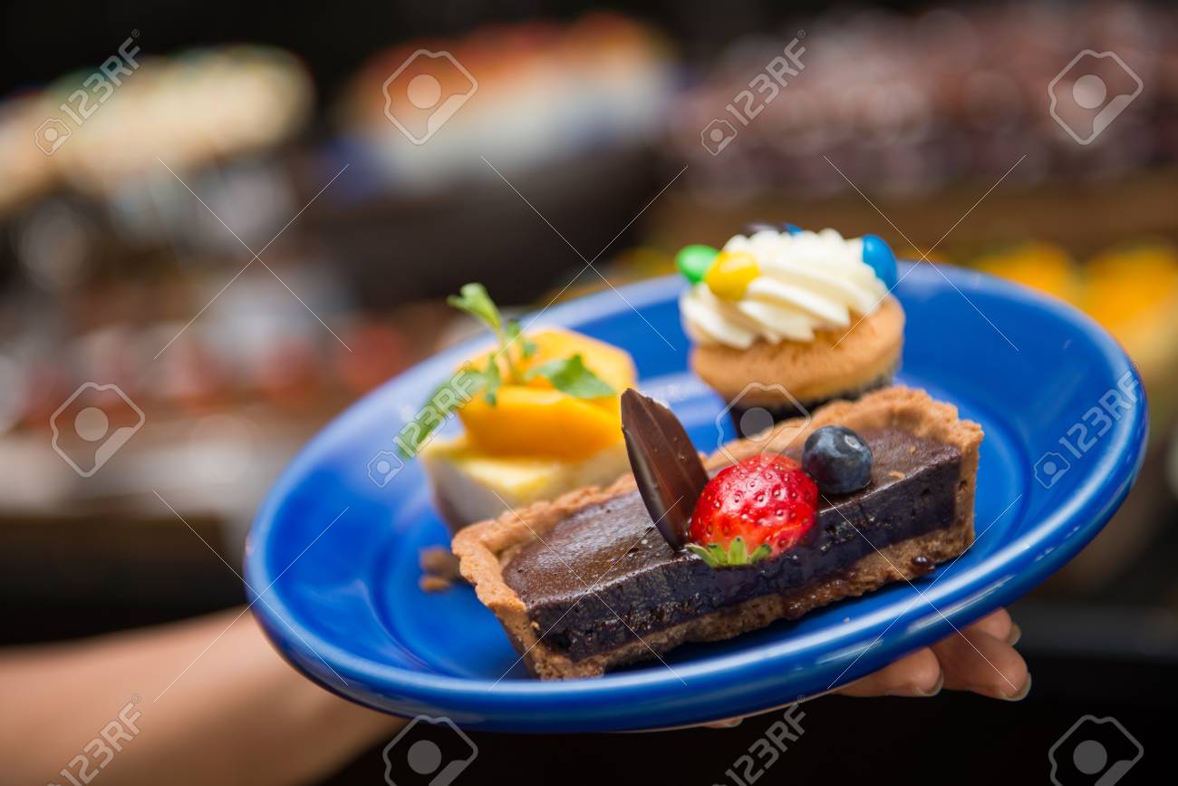 青い皿 デザートにかわいいケーキ の写真素材 画像素材 Image