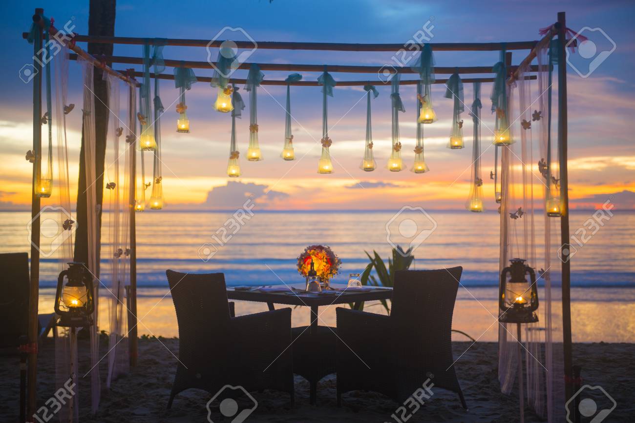 La Configuration Du Dîner Romantique Sur La Plage Coucher De Soleil