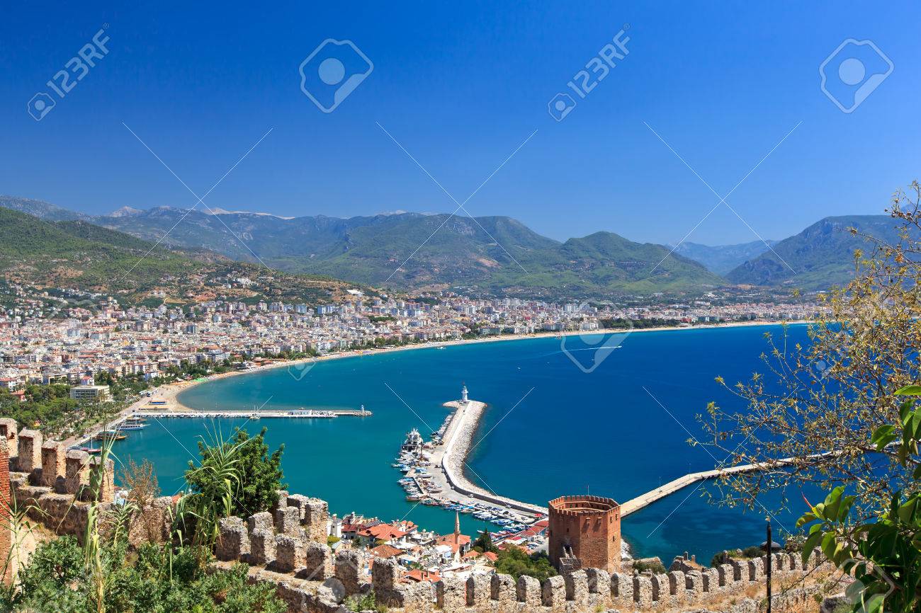 トルコ赤塔 港でアランヤ市街の美しい景色 の写真素材 画像素材 Image