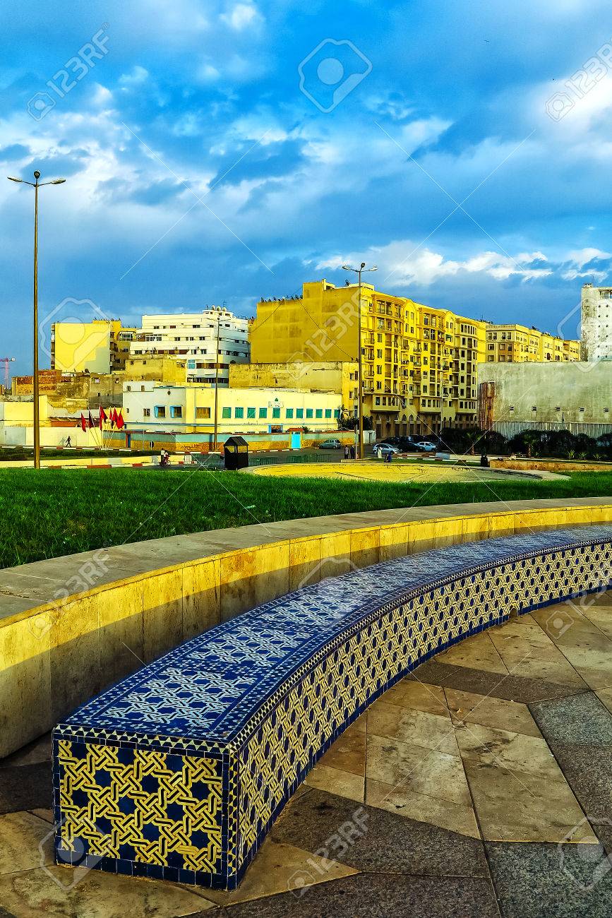 Traditionnelle En Carrelage Bleu Banc De Mosaique Sur La Plage De Casablanca Maroc Banque D Images Et Photos Libres De Droits Image 45693943