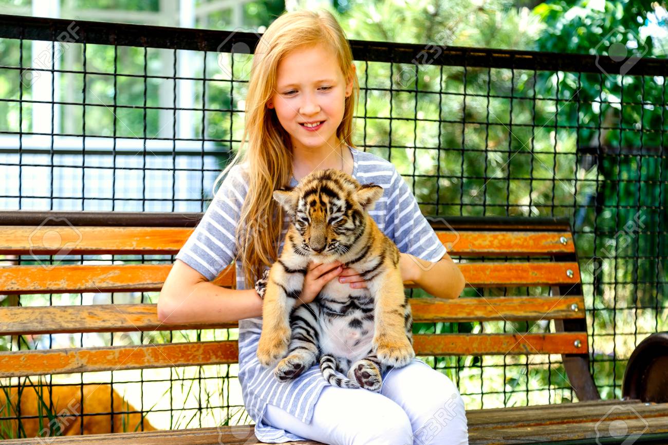 95316510-the-girl-is-holding-a-small-red