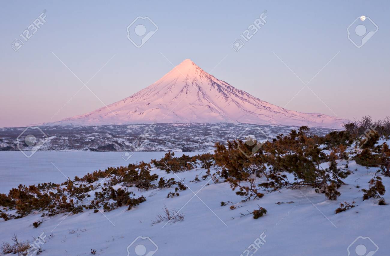 ロシアはカムチャッカ半島の氷の湖と火山 の写真素材 画像素材 Image