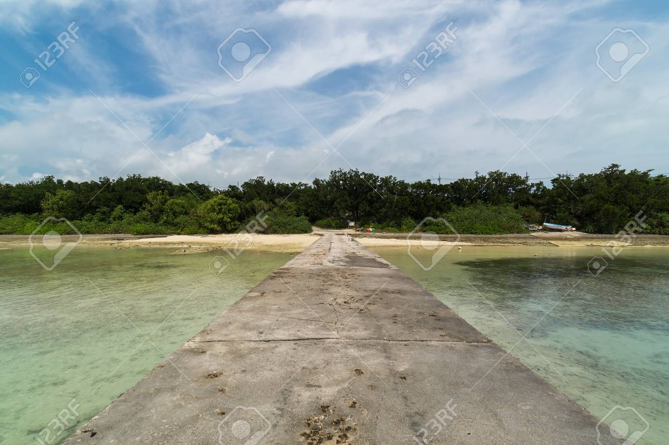 ビーチと沖縄 竹富島西桟橋 の写真素材 画像素材 Image