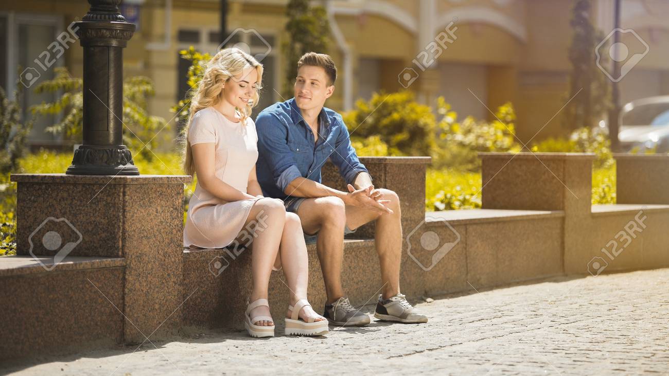 男女が隣同士のベンチに座り 気まずい感じ 初デート の写真素材 画像素材 Image