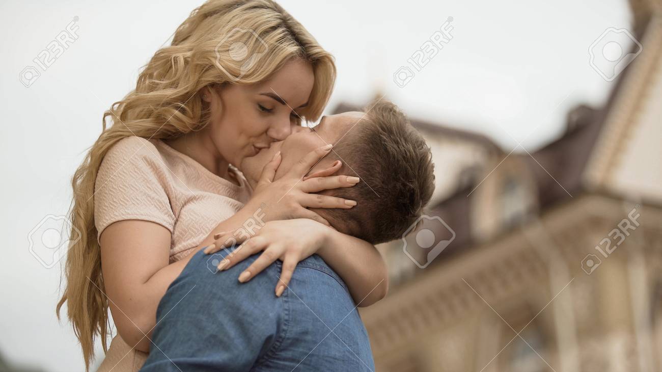 愛の男は女の子を保持し 彼女の優しい ロマンチックな関係 デートにキス の写真素材 画像素材 Image