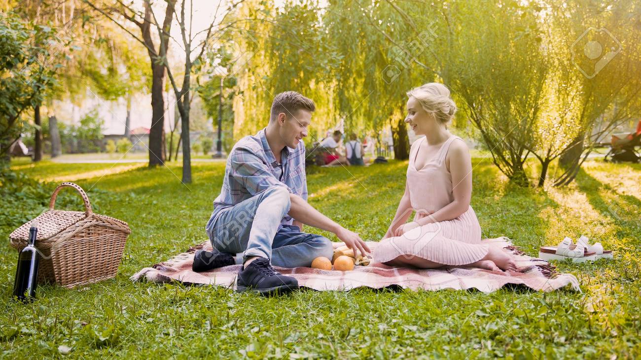 若い愛情のあるカップルが笑い 楽しんで 公共の公園でデートの時間を過ごす の写真素材 画像素材 Image