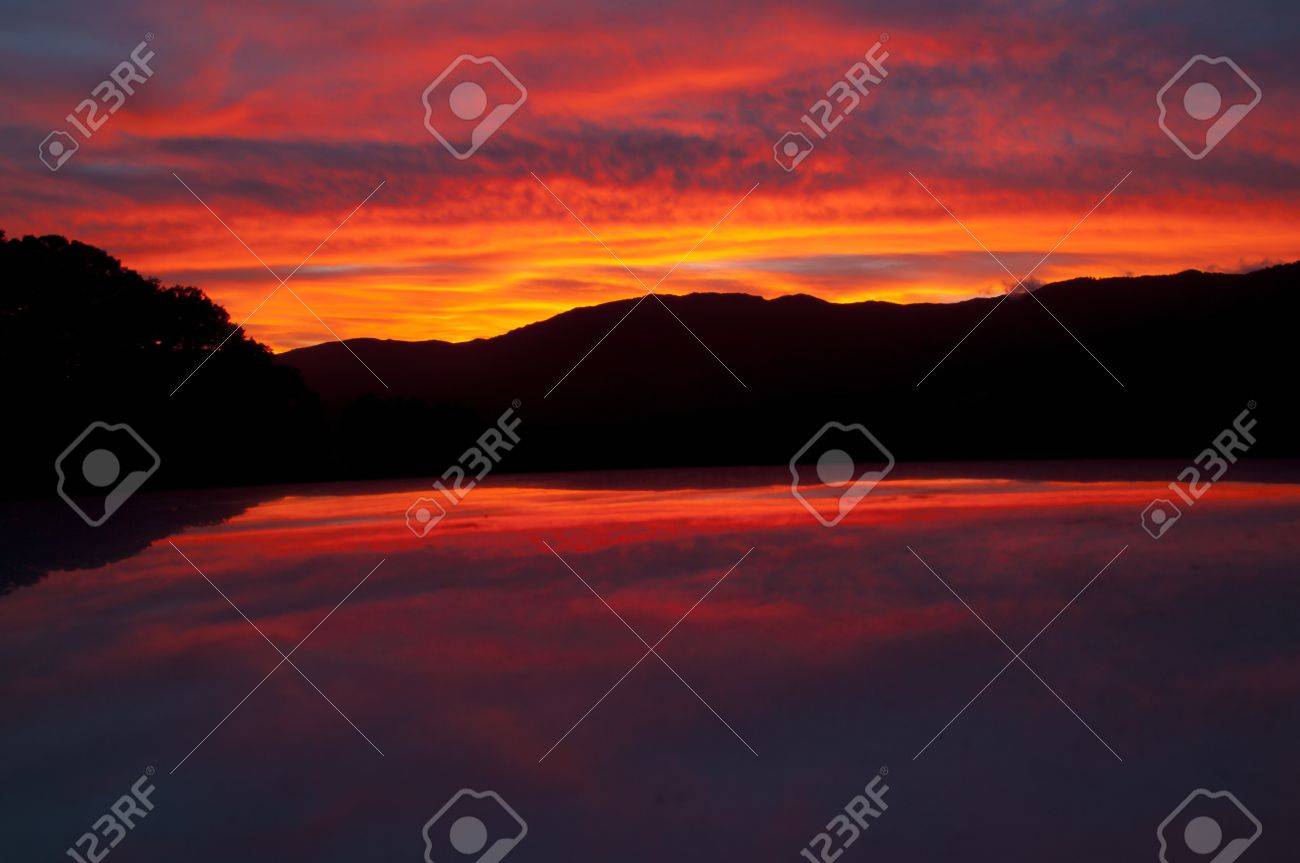 Coucher De Soleil Rouge Vif Dans Les Montagnes De Corse France La Belle Lumière Rouge Et Le Violet Se Reflète Dans Le Toit Dune Voiture