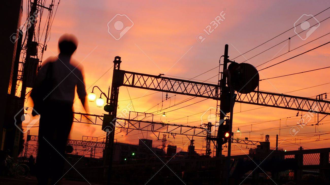 夕焼け空 鉄道線路および歩行 東京の郊外で の写真素材 画像素材 Image