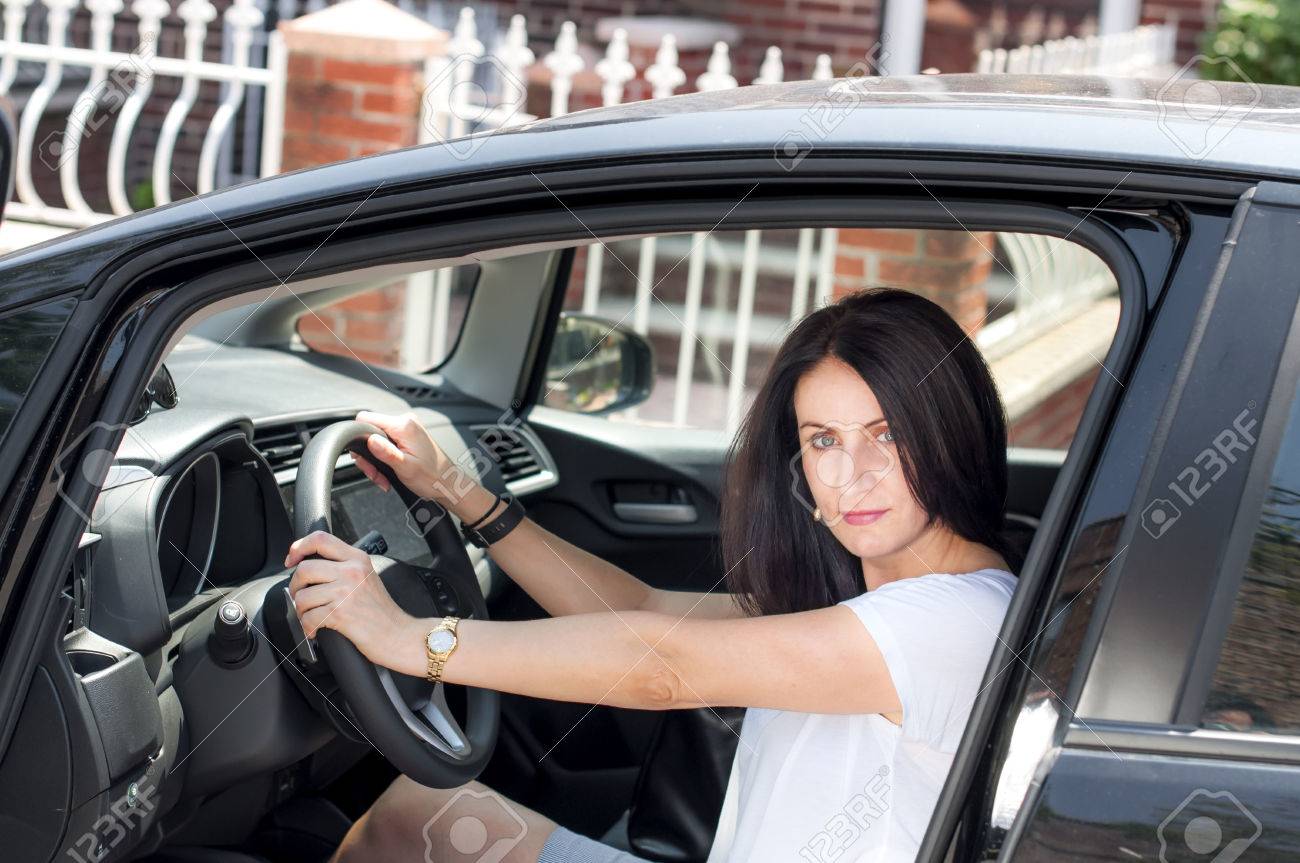 車の免許に合格した幸せの中から 40 代前半 30 代後半の女性をテストします の写真素材 画像素材 Image