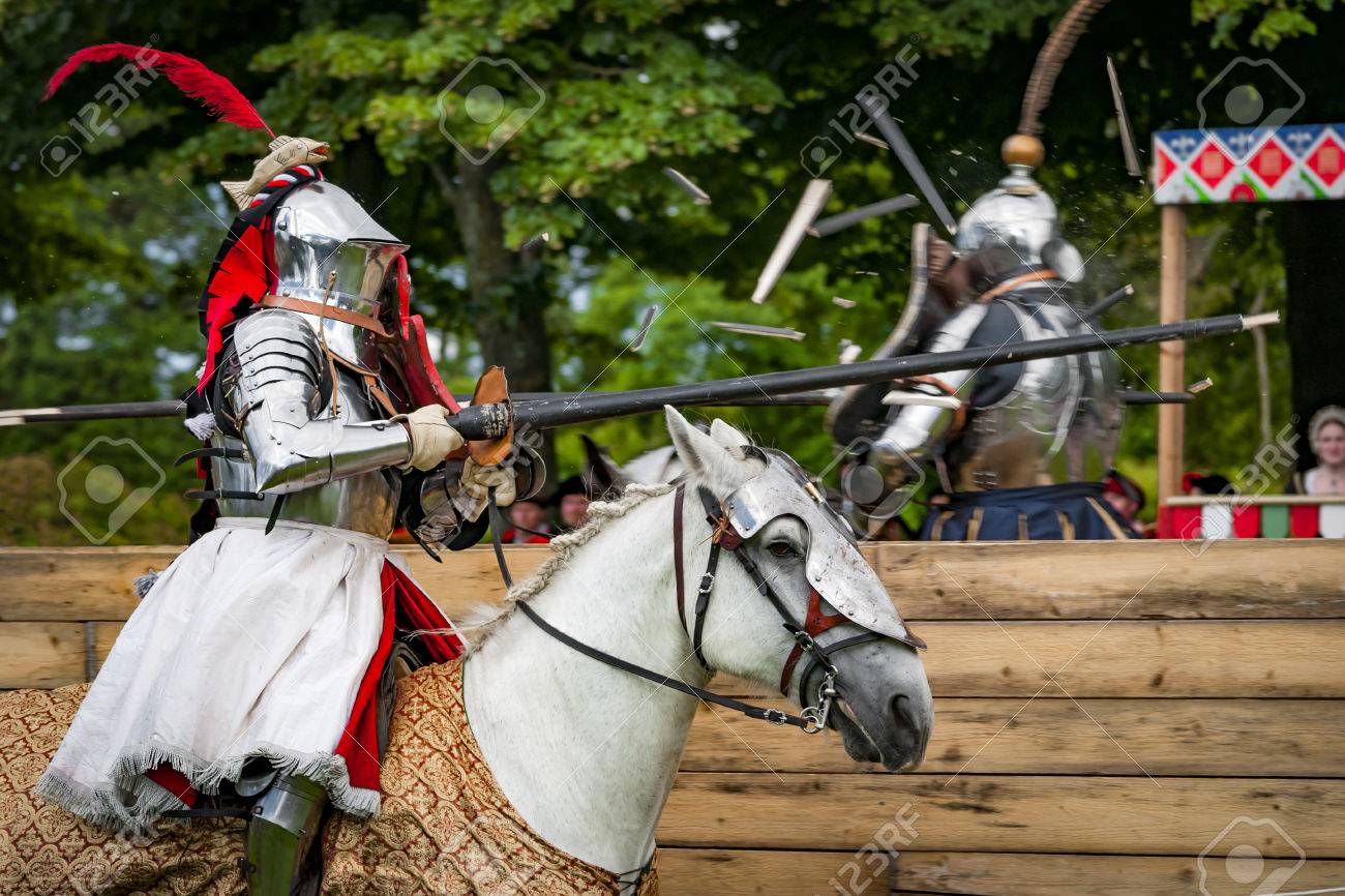 インパクト直後後 馬上槍試合で乗馬充電装甲騎士 馬上槍試合 格闘技ゲームまたはトーナメントの一部としてしばしば鈍化のヒントと槍を振り回す 2 つの騎手間 Hastilude です の写真素材 画像素材 Image