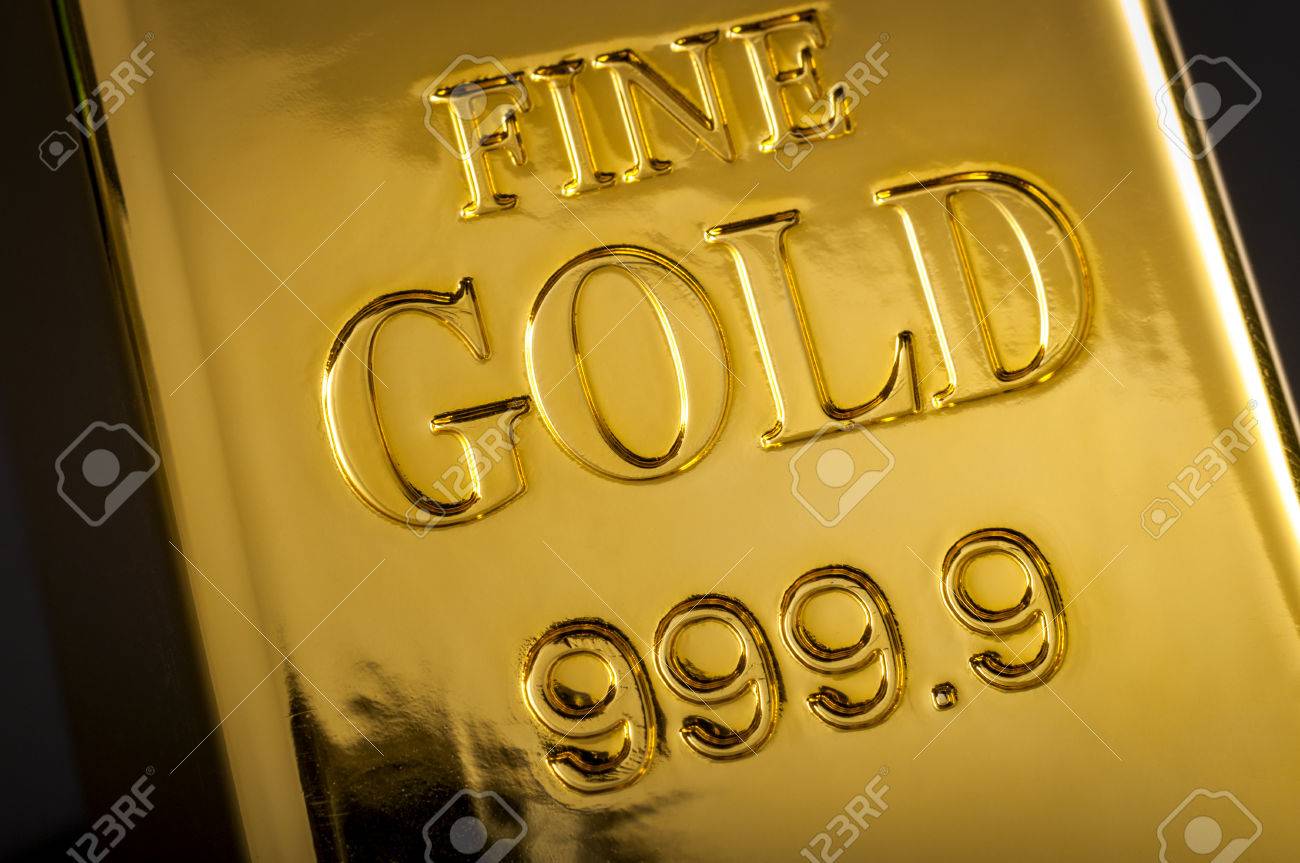 銀行 金融業界概念 1 つの金の延べ棒に純金 999 9 をというテキストでクローズ アップ 金価格上昇米ドルの下落を意味するゴールド スタンダードは渡すが の写真素材 画像素材 Image