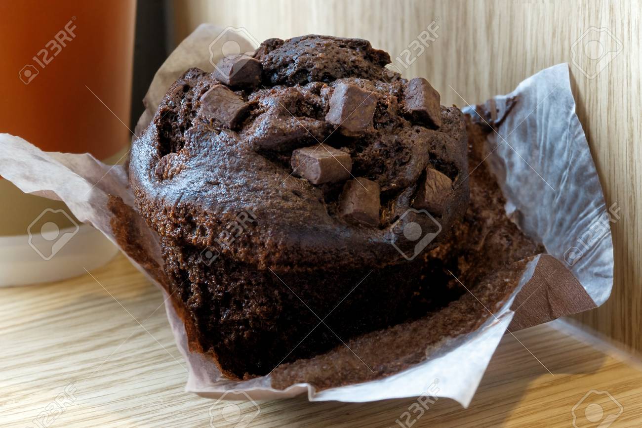 紙コップの横にチョコレート チップと部分的にラップされていないチョコレートのマフィン の写真素材 画像素材 Image 紙コップの横にチョコレート チップと部分的にラップされていないチョコレートのマフィン の写真素材 画像素材 Image