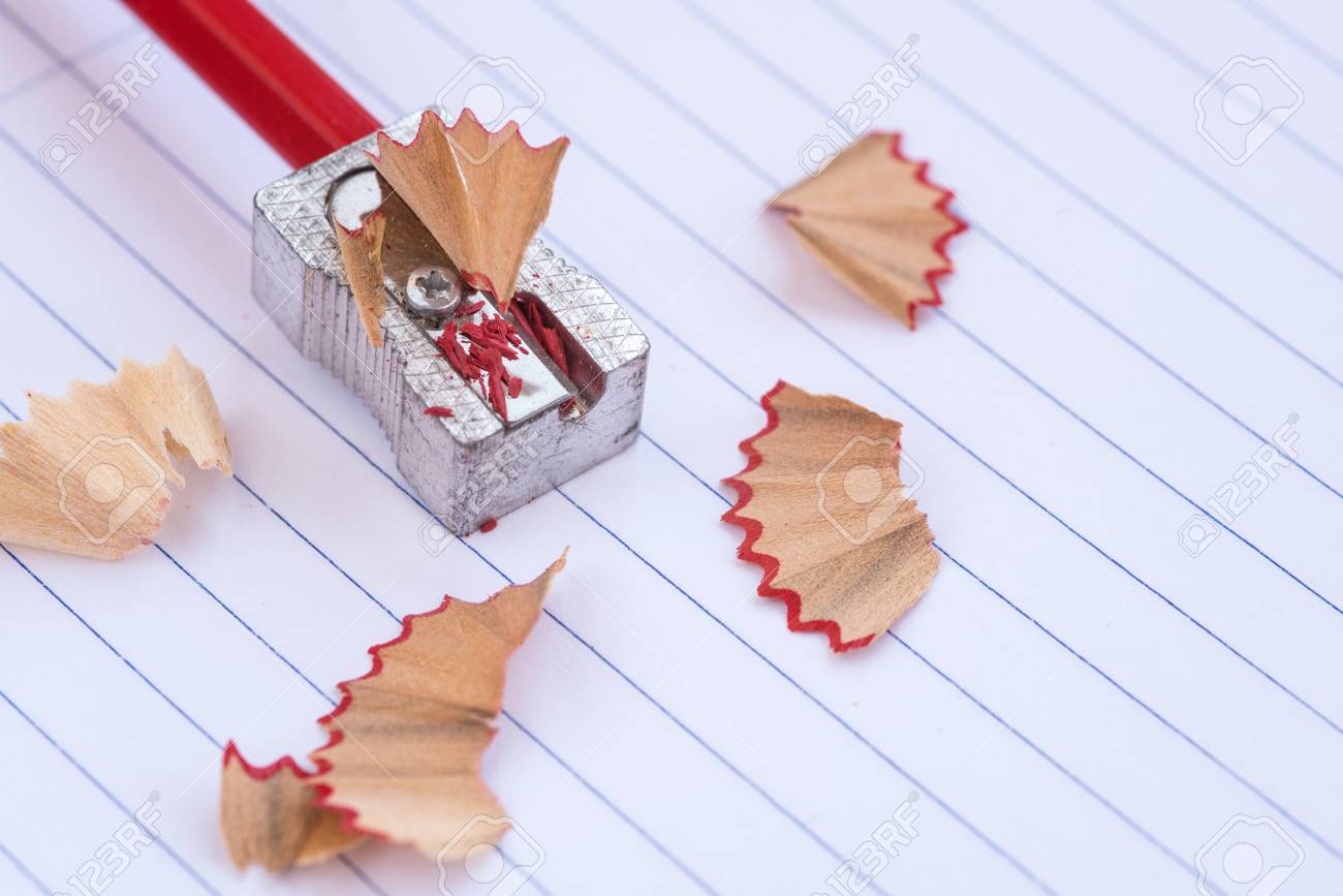 色の赤 鉛筆削り 削りくずのアート木製の鉛筆 学校コンセプトに戻る の写真素材 画像素材 Image