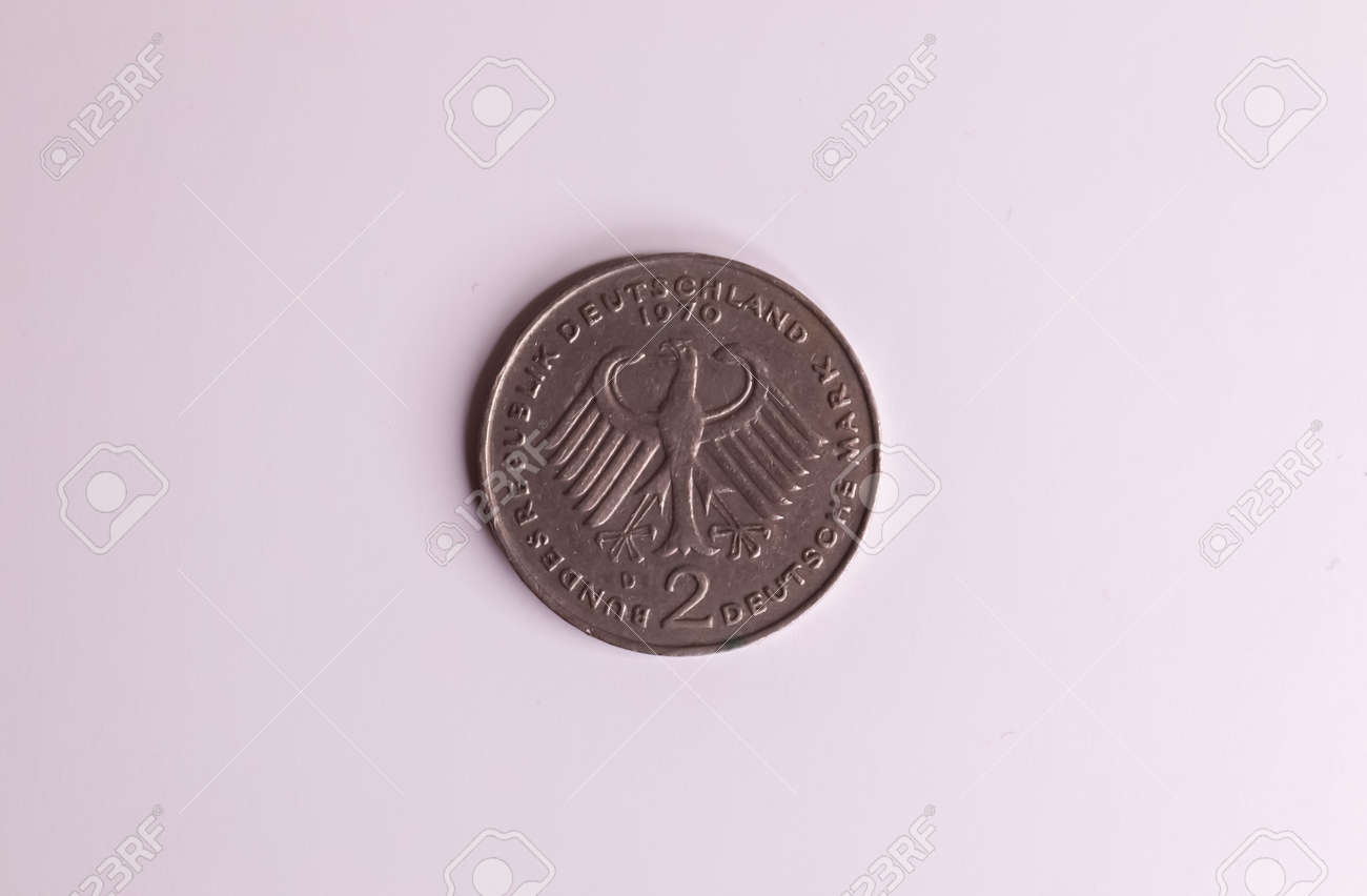 現在の通貨ではなくなったドイツのドイツマルクのシングル2DMarkコインの写真素材・画像素材 Image 179973346