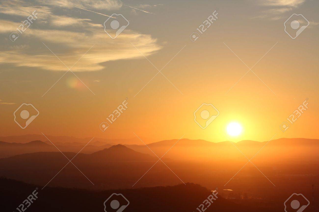 マサトラン メキシコ近くシエラマドレオクシデンタル範囲のふもとの小丘で燃えるような夜明け の写真素材 画像素材 Image 3958