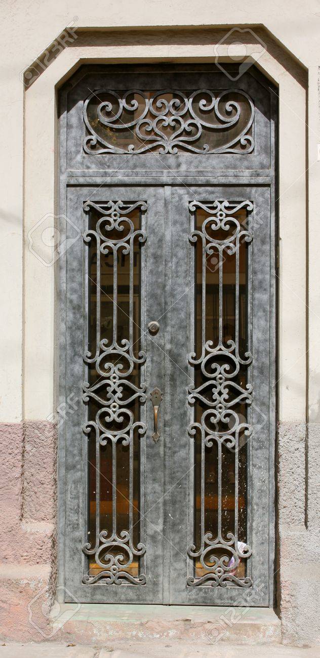 Immagini Stock Una Porta D Ingresso In Ferro Battuto Decorativo E Di Eta Compresa Tra Image 20554190