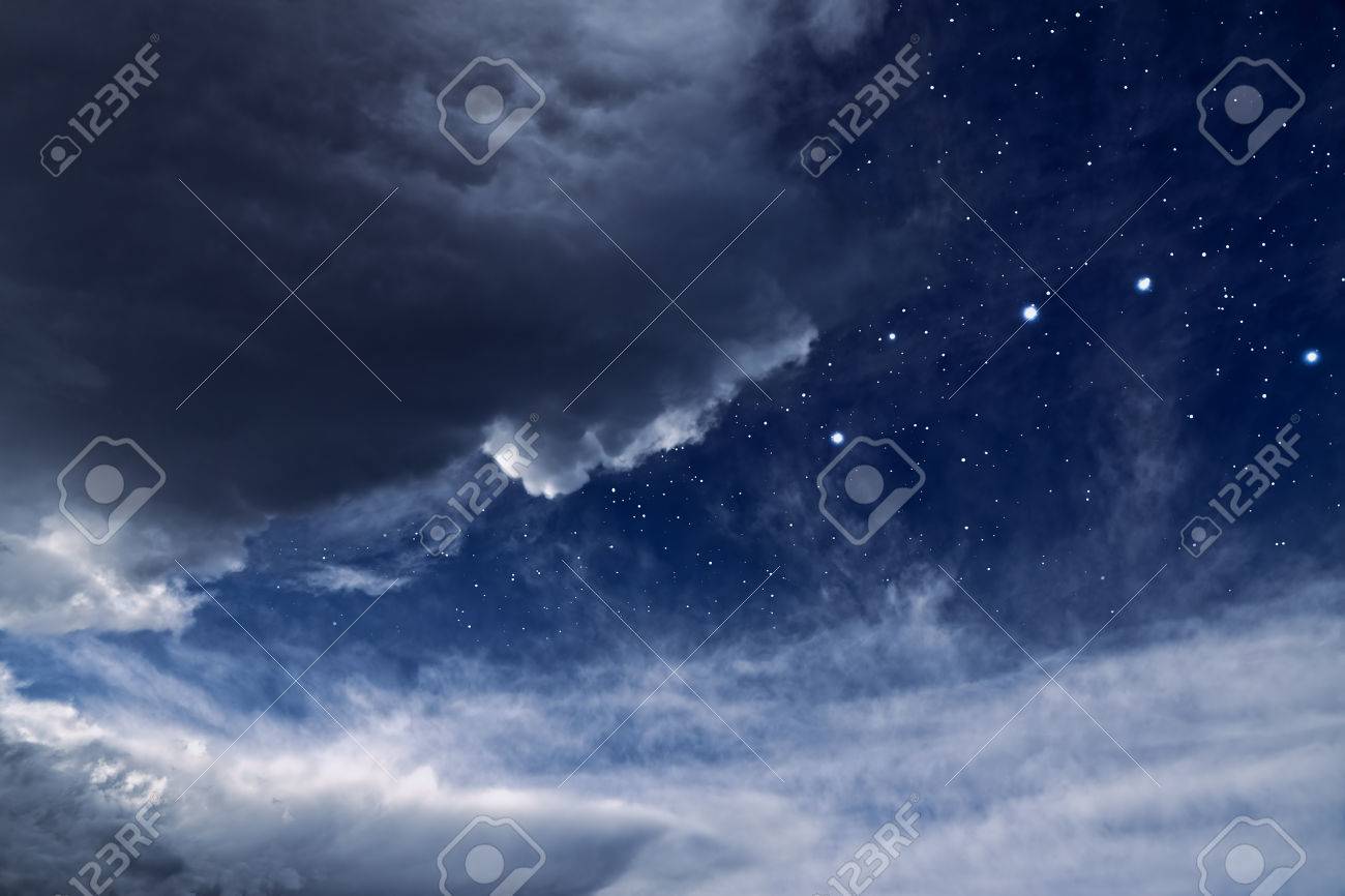 曇りの夜星が明らかで雲に穴 の写真素材 画像素材 Image