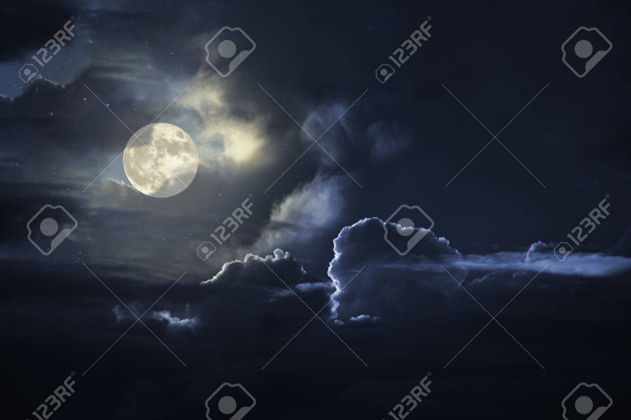 夜曇り満月 の写真素材 画像素材 Image