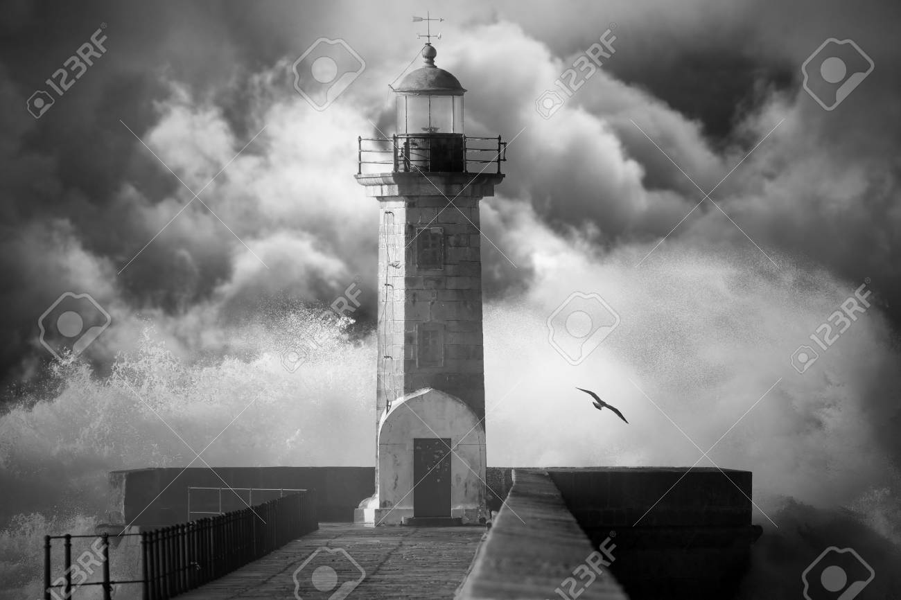 強化された曇りの嵐の空に対する古い灯台 白黒変換 デジタルノイズを追加しました の写真素材 画像素材 Image