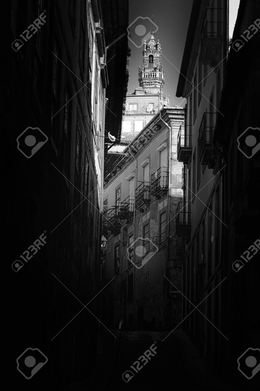 ポルトの建築と光は 上に有名なクレリゴスの塔を見ます 白黒を変換 の写真素材 画像素材 Image