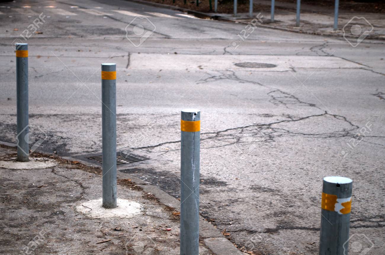 ノヴィ サド セルビアでの車の動きを制御する道路に沿って行金属の棒 の写真素材 画像素材 Image