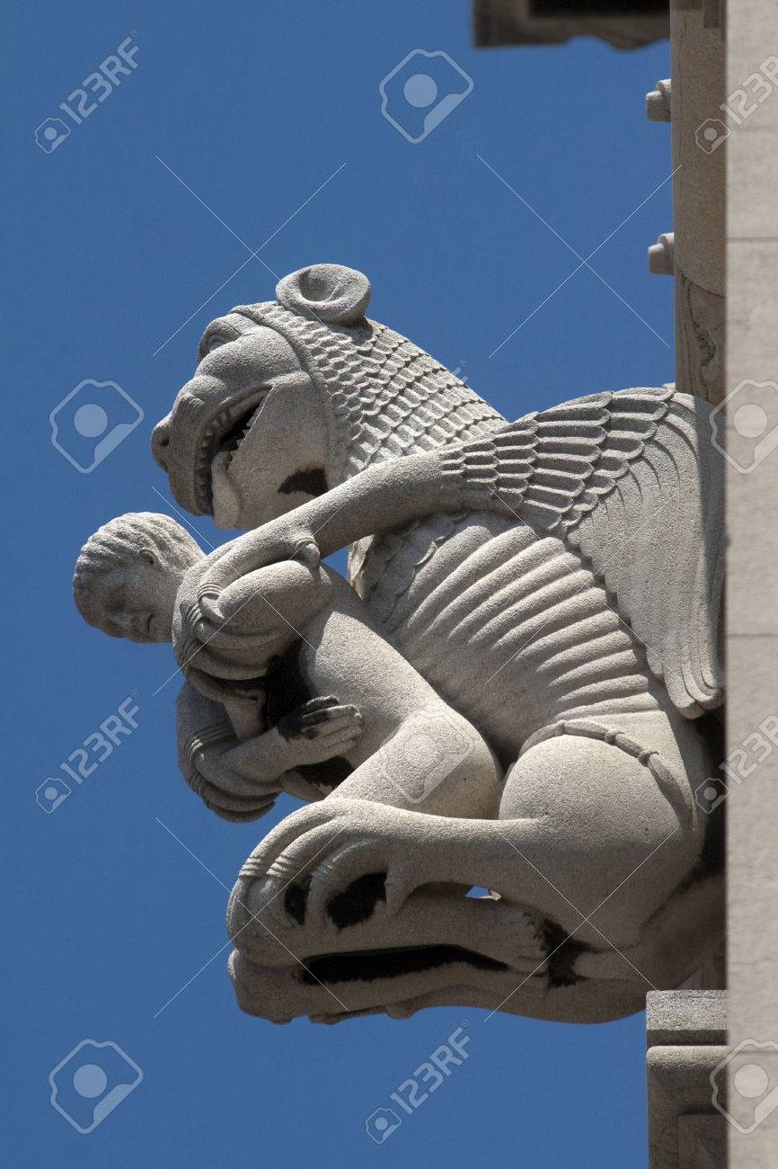 Adoption Von Adam Und Lowe Skulptur Auf Dem Glockenturm Der Kathedrale In Split Kroatien Lizenzfreie Fotos Bilder Und Stock Fotografie Image 74534314