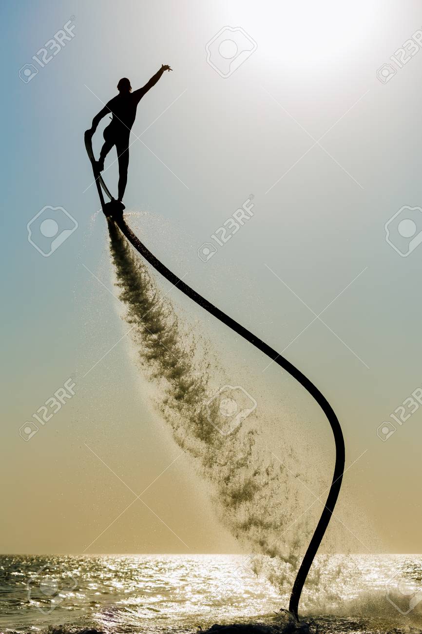 海でホバー ボード ライダーのシルエット の写真素材 画像素材 Image