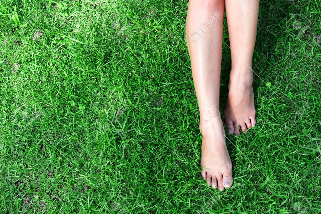 太陽の光と緑の草の背景に女性の足リラックスします の写真素材 画像素材 Image