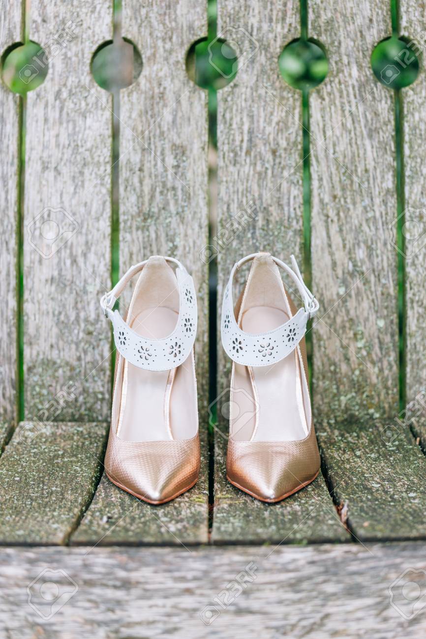 Zapatos De Color Crema De Tacón Alto De La Novia En El Fondo De Cubierta De Madera