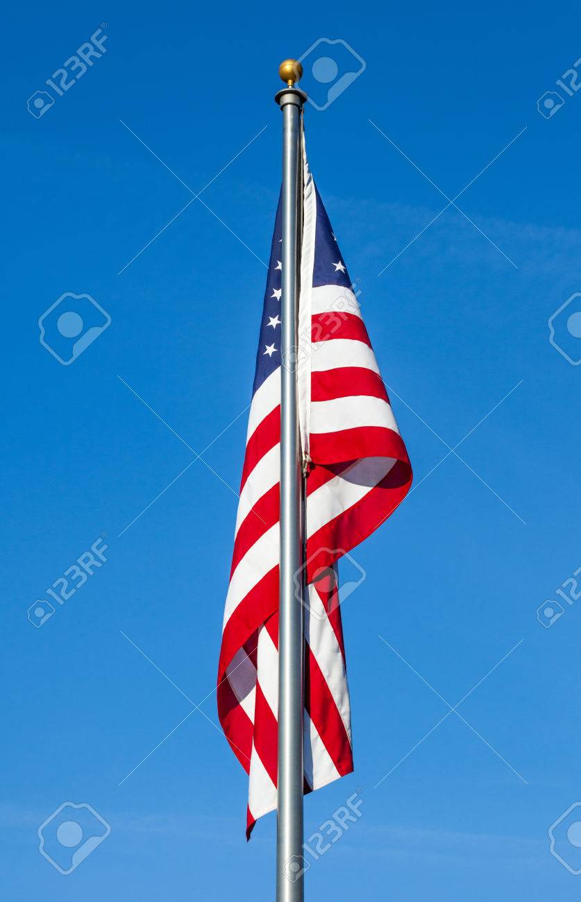 アメリカの国旗の旗のポールは 青空背景をクリアします の写真素材 画像素材 Image アメリカの国旗の旗のポールは 青空背景をクリアします の写真素材 画像素材 Image