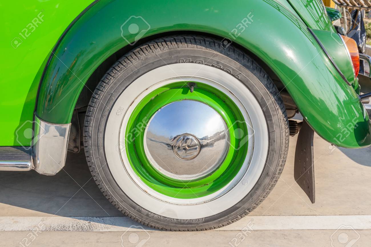 バンコク タイの A 17 年 2 月 11 日 クローズ アップ ホイールとクラシックのロゴ ビートル緑フォルクスワーゲン人気のドイツ車の製造 の写真素材 画像素材 Image