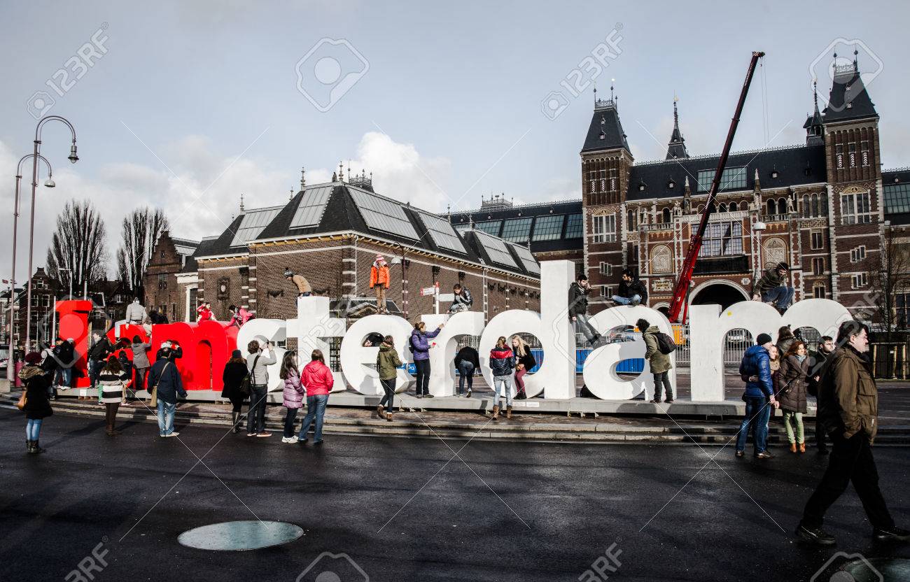 Letras Enormes I Amsterdam Situado En La Plaza Frente Al Museo De Arte De Amsterdam Rijksmuseum Atraen A Muchos Turistas Y Son El Sello Distintivo De La Capital De Los Paises Bajos letras enormes i amsterdam situado en la plaza frente al museo de arte de amsterdam rijksmuseum atraen a muchos turistas y son el sello distintivo